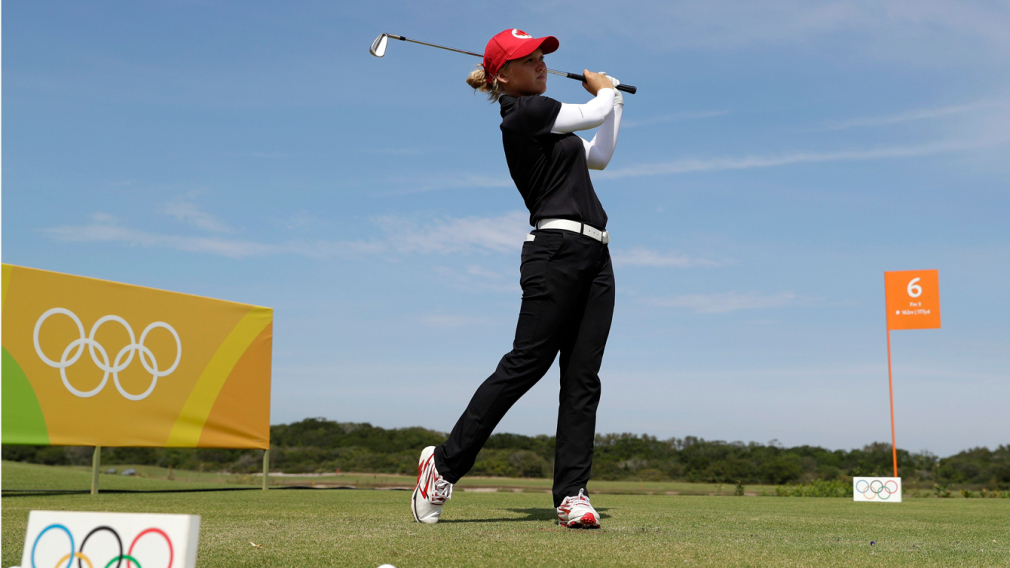 Brooke Henderson sur le tertre de départ du sixième fanion, lors de sa ronde de pratique en marge du tournoi olympique des Jeux de 2016, à Rio. Photo : COC