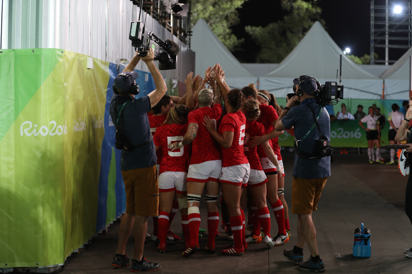 Les joueuses du Canada célèbrent après avoir remporté la médaille de bronze face à la Grande-Bretagne aux Jeux de Rio. 8 août 2016 (Photo/Stephen Hosier)