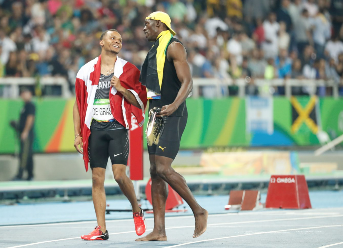 Bolt et De Grasse célèbrent après la finale du 100 m aux Jeux olympiques de Rio, le 14 août 2016.