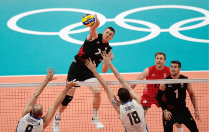 Gord Perrin en actino à Rio 2016 Gord Perrin frappe le ballon