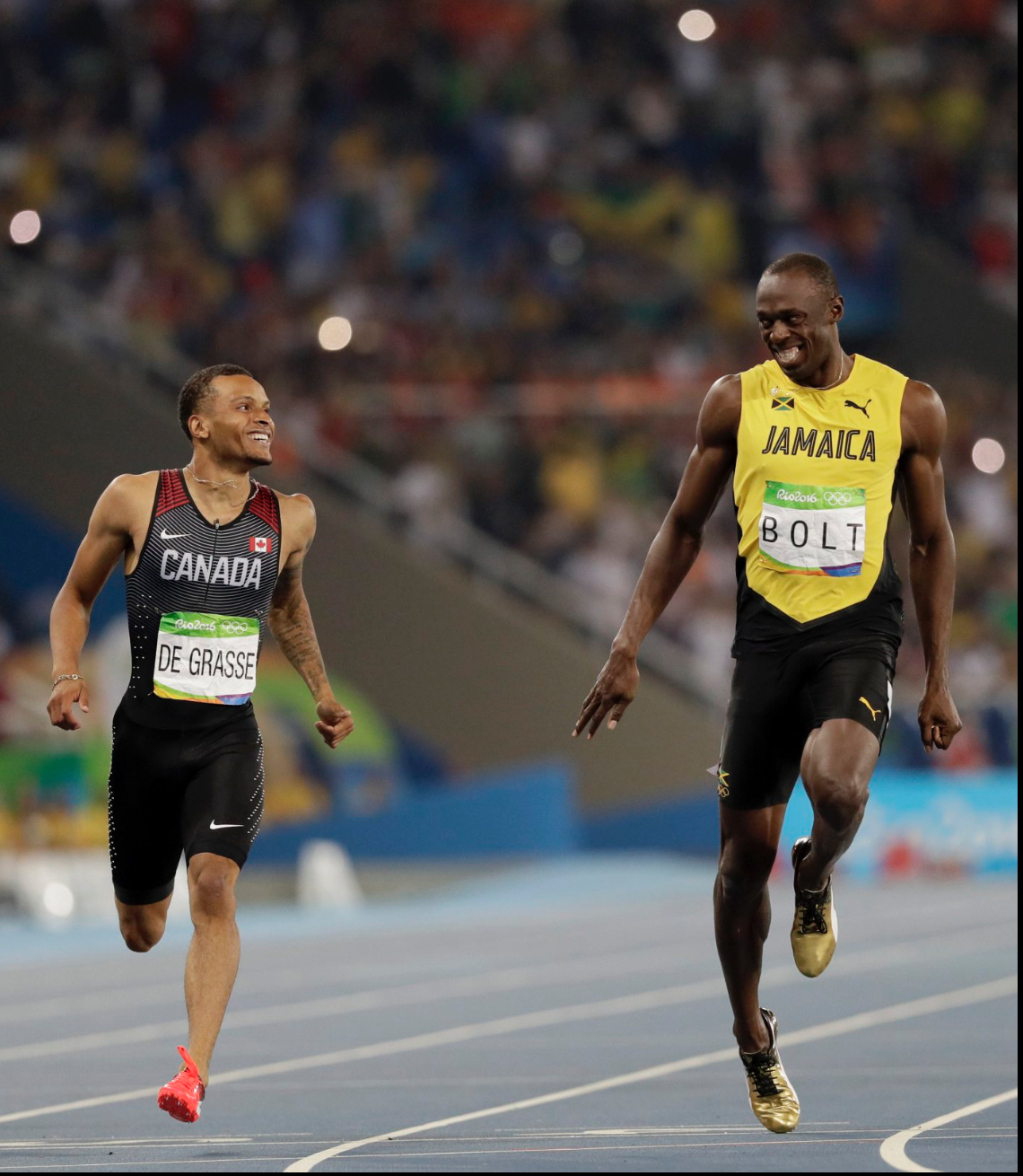 Andre De Grasse et Usain Bolt pendant la demi-finale du 200 m aux Jeux olympiques de Rio, le 17 août 2016.