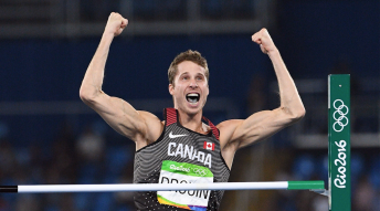 Derek Drouin célèbre