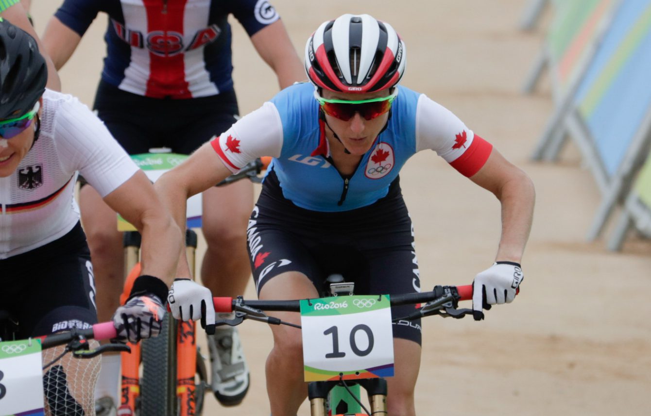 La Canadienne Catharine Pendrel remporte le bronze olympique en vélo de montagne samedi le 20 août 2016 à Rio de Janeiro, Brésil. (Photo du COC/David Jackson)