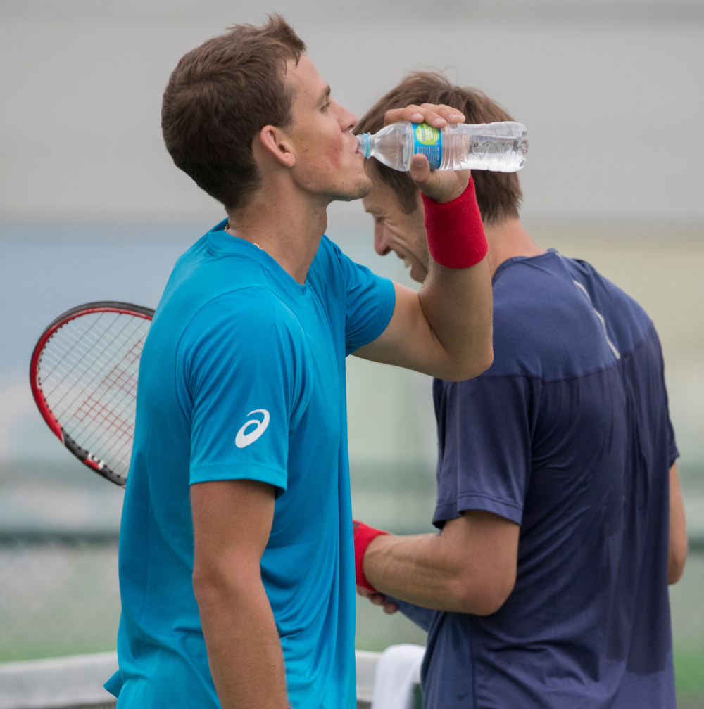 Vasek Pospisil et Daniel Nestor se pratiquent en vue des Jeux olympiques de Rio, le mercredi 3 août 2016. Photo du COC par Jason Ransom