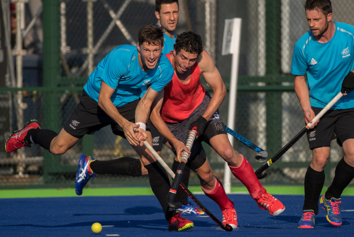 Matthew Guest (droite) bataille pour la balle avec Simon Child lors d’un match amical contre la Nouvelle-Zélande aux Jeux olympiques de 2016, à Rio. COC Photo by Jason Ransom
