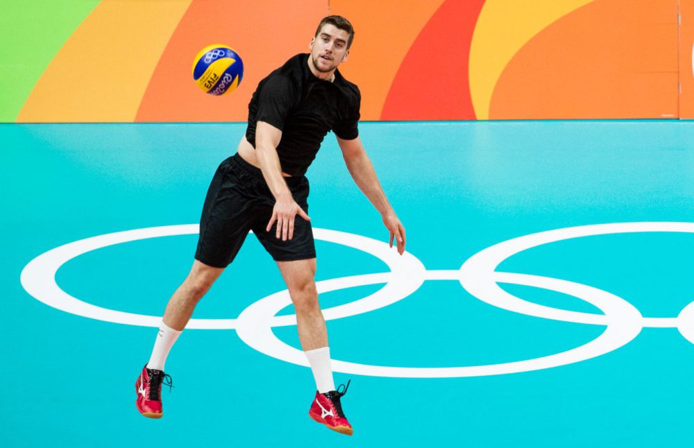 TJ Sanders effectue un service à l’entraînement d’Équipe Canada en vue du tournoi olympique des Jeux de Rio, 2016. COC Photo/Mark Blinch