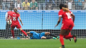 La Canadienne Janine Beckie réalisant le but le plus rapide de l'histoire du soccer féminin aux Jeux olympiques, le 3 août 2016 à São Paulo.