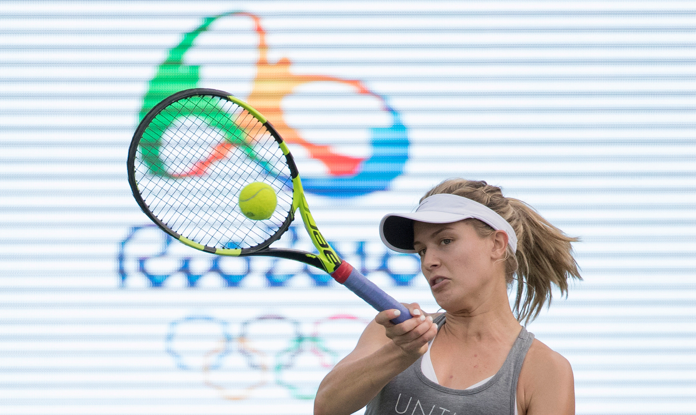 Genie Bouchard pratique sous la pluie avant le début des Jeux olympiques à Rio , de Janeiro au Brésil, mardi le 2 août 2016. Photo du COC par Jason Ransom