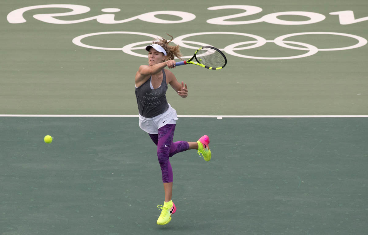 Genie Bouchard pratique sous la pluie avant le début des Jeux olympiques à Rio , de Janeiro au Brésil, mardi le 2 août 2016. Photo du COC par Jason Ransom