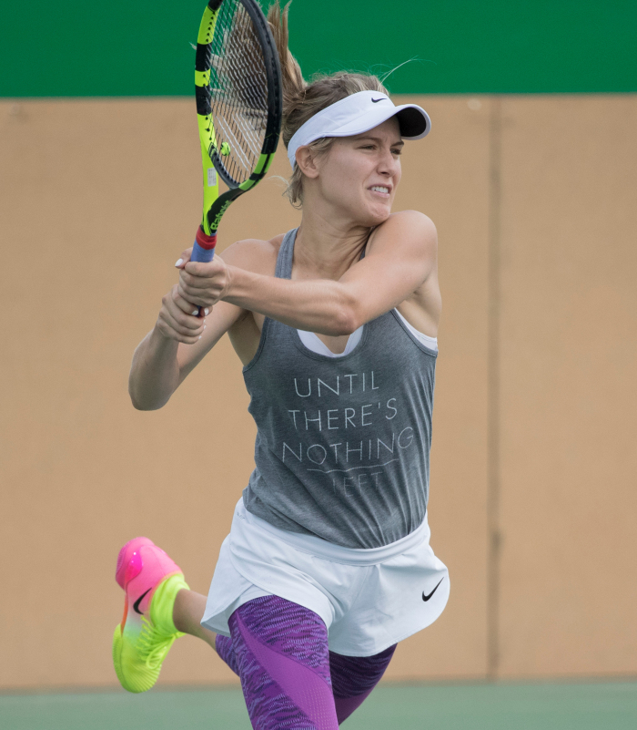 Genie Bouchard pratique sous la pluie avant le début des Jeux olympiques à Rio , de Janeiro au Brésil, mardi le 2 août 2016. Photo du COC par Jason Ransom