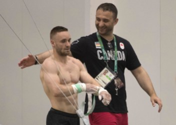 Equipe Canada - gymnastique - Scott Morgan - Rio 2016 L’entraîneur Vali Stan travaille avec Scott Morgan lors de la session d’entraînement d’Équipe Canada aux Jeux de Rio, 2016. COC Photo par Jason Ransom
