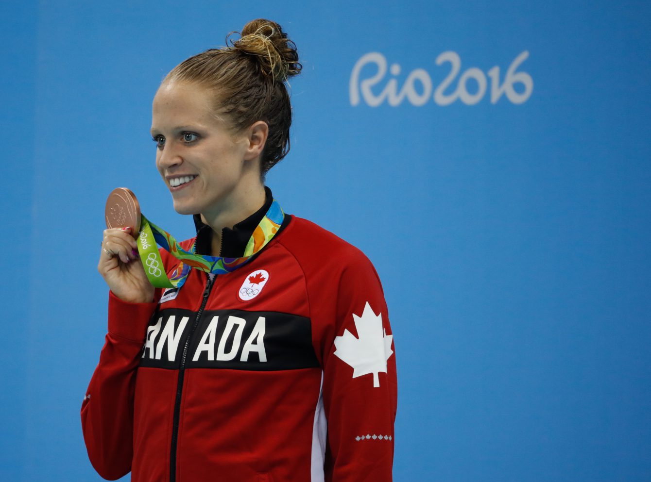 Hilary Caldwell, médaillée de bronze, durant la cérémonie des médailles suite à la finale du 200 m dos aux Jeux de Rio. 12 août 2016. Photo Mark Blinch