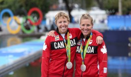 Patricia Obee et Lindsay Jennerich posent avec leur médaille d'argent