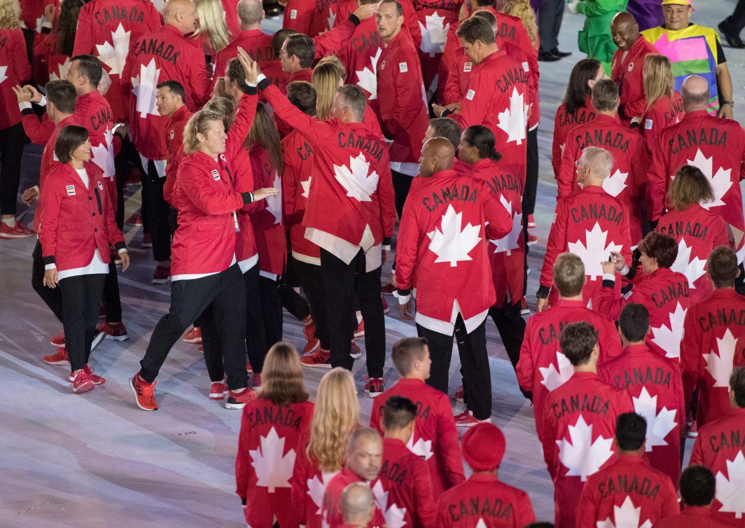 Curt Harnett, chef de mission, célèbre avec l'équipe lors de son entrée dans le stade durant la cérémonie d'ouverture des Jeux olympiques de Rio le 5 août 2016. COC/Jason Ransom