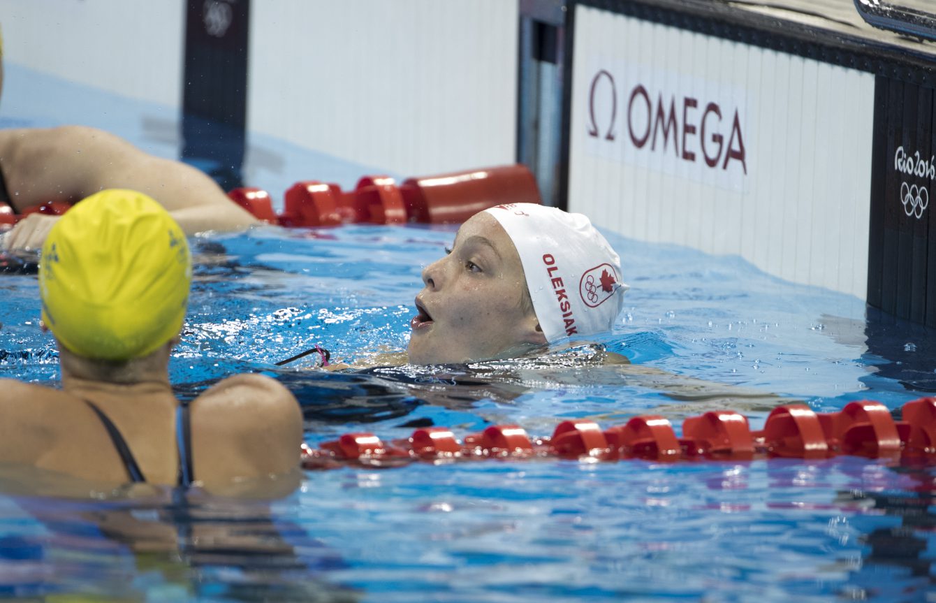 Penny Oleksiak après sa course qui lui a valu la médaille d'or, au 100 m style libre aux Jeux de Rio. 11 août 2016. Photo Stephen Hosier/COC