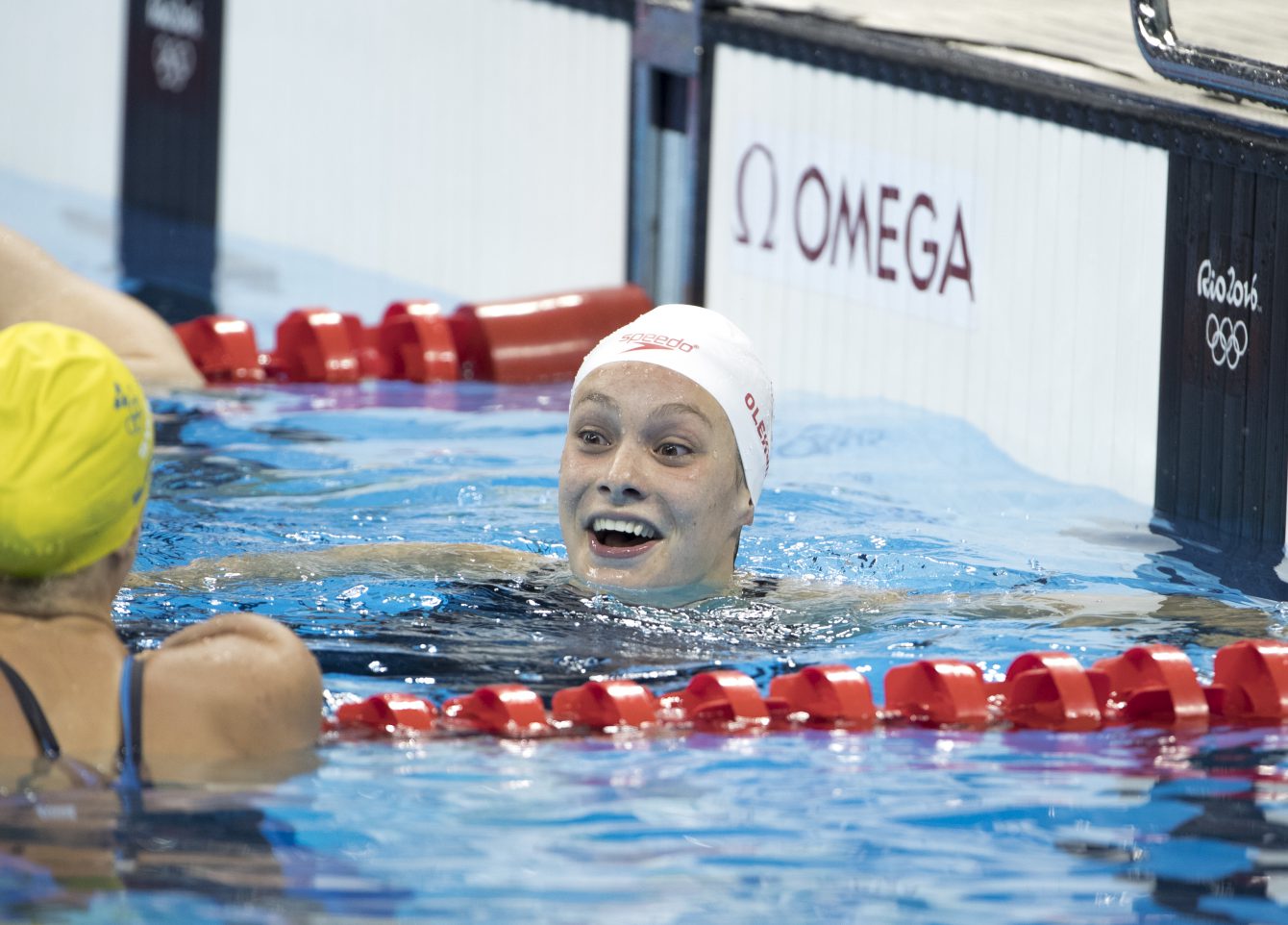 Penny Oleksiak après sa course qui lui a valu la médaille d'or, au 100 m style libre aux Jeux de Rio. 11 août 2016. Photo Stephen Hosier/COC