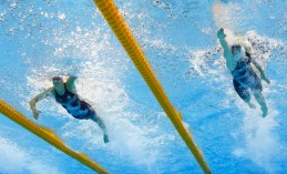 Penny Oleksiak (gauche) et Cate Campbell (Australie, droite) durant la finale du 100 m style libre aux Jeux de Rio 2016. 11 août 2016. (AP Photo/Lee Jin-man)