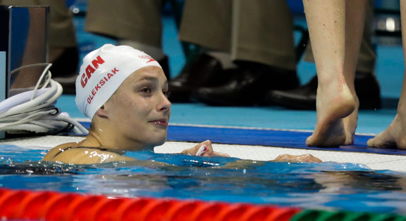 Penny Oleksiak après sa course qui lui a valu la médaille d'or, au 100 m style libre aux Jeux de Rio. 11 août 2016. Photo Stephen Hosier/COC