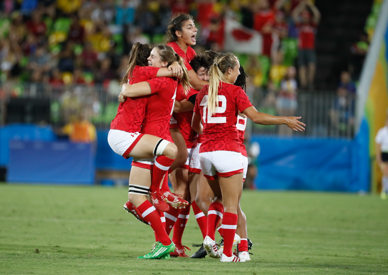 Les joueuses du Canada célèbrent après avoir remporté la médaille de bronze face à la Grande-Bretagne aux Jeux de Rio. 8 août 2016 (Photo/Mark Blinch)
