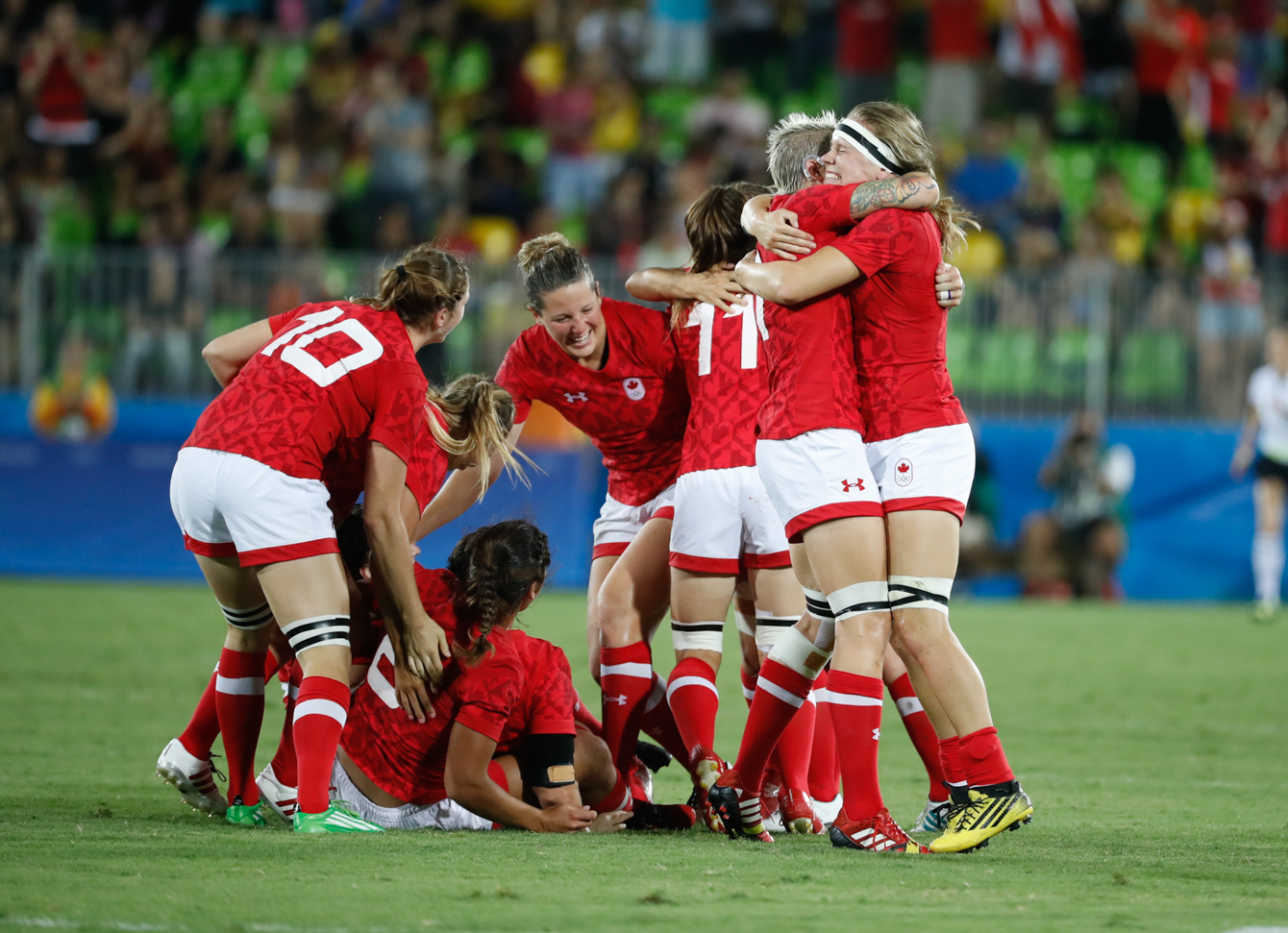 Les joueuses du Canada célèbrent après avoir remporté la médaille de bronze face à la Grande-Bretagne aux Jeux de Rio. 8 août 2016 (Photo/Mark Blinch)