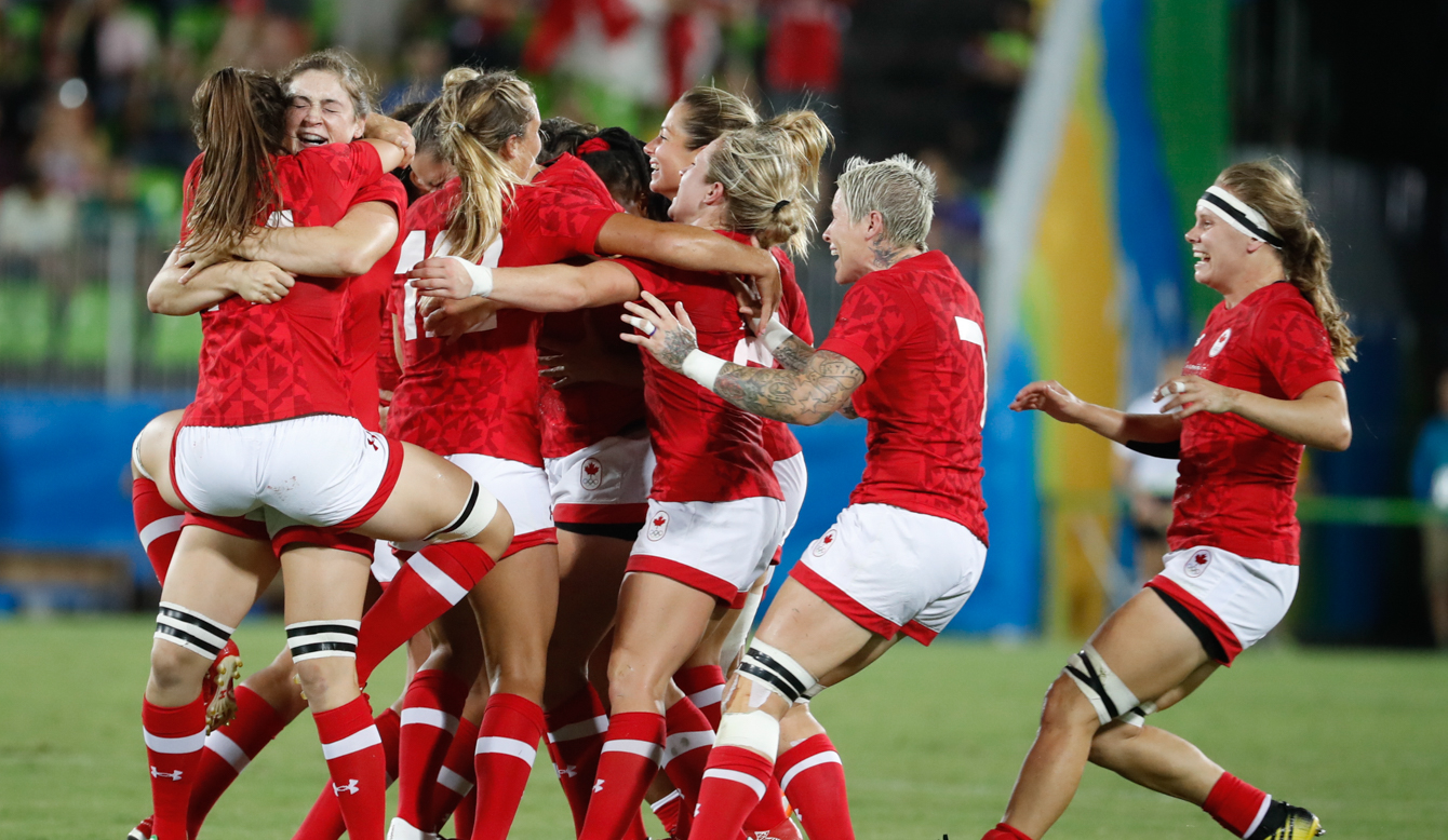Les joueuses du Canada célèbrent après avoir remporté la médaille de bronze face à la Grande-Bretagne aux Jeux de Rio. 8 août 2016 (Photo/Mark Blinch)