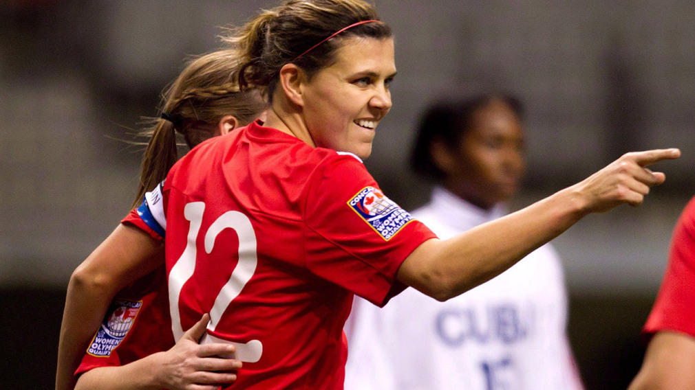 Christine Sinclair pointant une de ses collègues apres un but