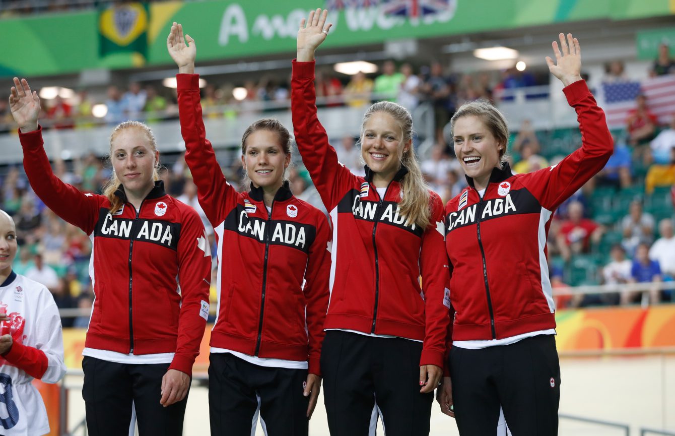 Allison Beveridge, Jasmin Glaesser, Kristi Lay et Georgia Simmerling avec leur médaille de bronze, remportée le 13 août 2016 à l'épreuve de poursuite par équipe féminine à Rio. COC Mark Blinch