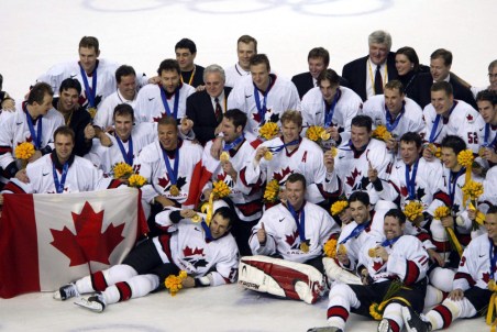 TEAM CANADA HOCKEY L'équipe pose après avoir gagné l'or