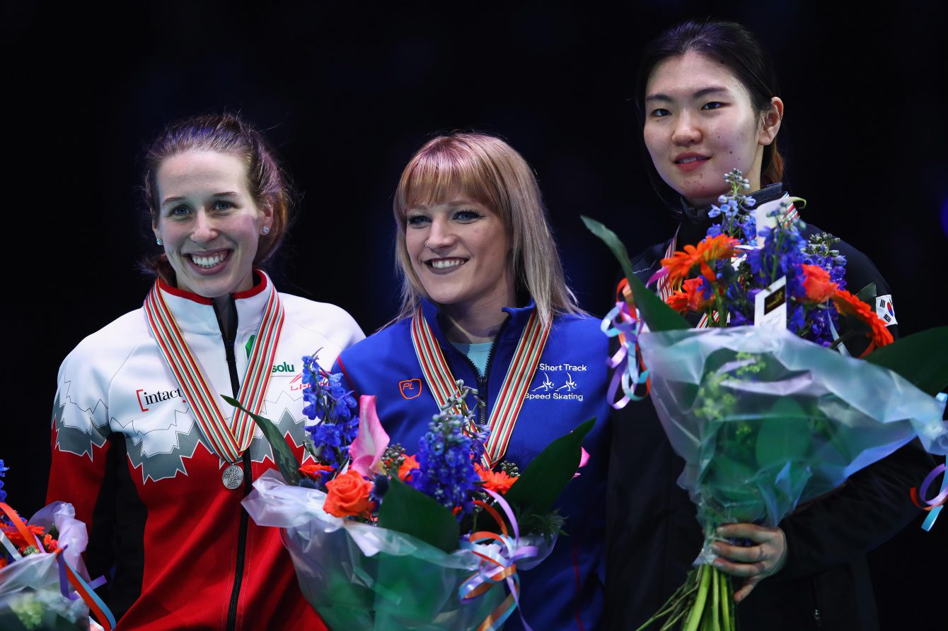 La Canadienne Marianne St-Gelais, la Britannique Elise Christie et Shim Suk Hee de la Corée sur le podium du 1500 m aux Mondiaux de courte piste à Rotterdam (Pays-Bas), le 11 mars 2017. (Photo by Dean Mouhtaropoulos/Getty Images)