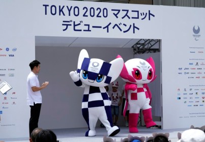 APTOPIX Japan Olympics Tokyo 2020 Mascots Les deux mascottes de Tokyo 2020