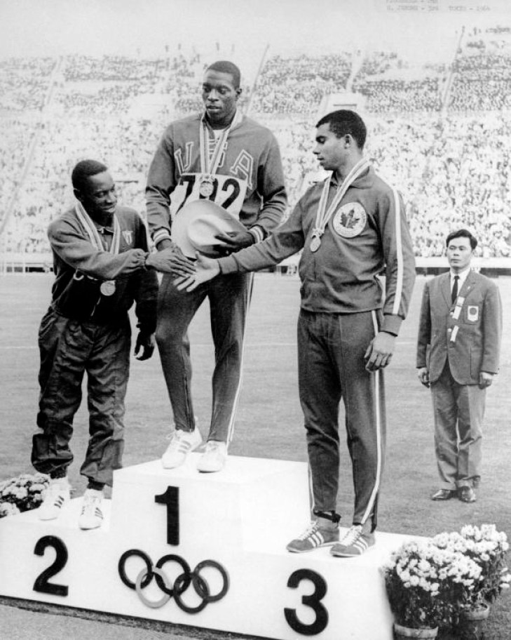 Équipe Canada Harry Jerome Athlétisme Tokyo 1964 Les trois médaillés se serrent la main sur le podium