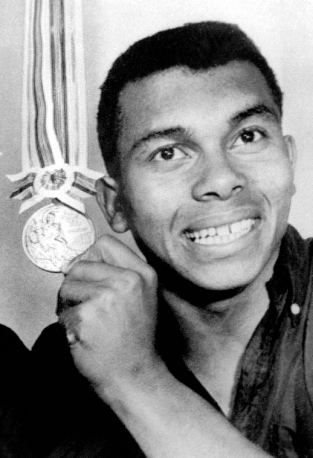 Crothers, Bill | Jerome, Harry Harry Jerome (bronze au 100 mètres) montre sa médaille aux Jeux de Tokyo de 1964. (Photo PC/AOC)