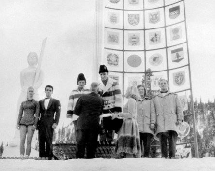 Wagner, Barbara | Paul, Robert Barbara Wagner et Robert Paul (centre) célèbrent leur médaille d'or aux Jeux d'hiver de Squaw Valley de 1960. (Photo PC/AOC)