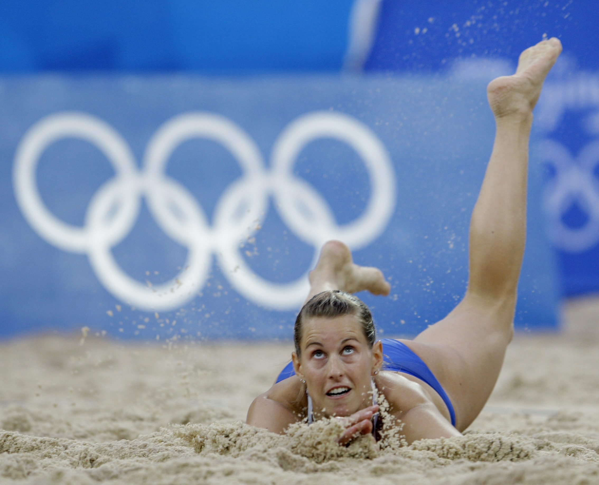 L'Allemande Sara Goller plonge pour effectuer un coup contre l'Afrique du Sud lors d'un match de volleyball de plage au Parc Chaoyang aux Jeux olympiques de Beijing, le dimanche 10 août 2008. (AP Photo / Natacha Pisarenko)