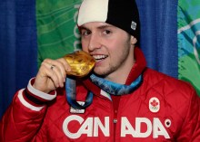 Alexandre Bilodeau pose fièrement avec sa médaille d'or. (PC/Mike Ridewood)