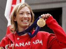 Beckie Scott reçoit finalement sa médaille d'or après la disqualification de ses rivales. PC/Chris Bolin