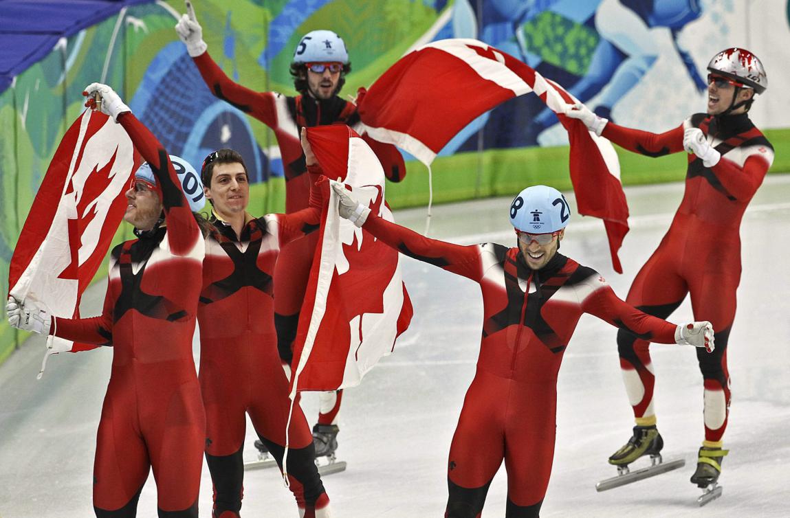 L'équipe composée d'Olivier Jean, Guillaume Bastille, Charles Hamelin, Francois-Louis Tremblay et Francois Hamelin, de gauche à droite, célèbre sa victoire au relais 5 000 m à Vancouver. (PC/Tara Walton)