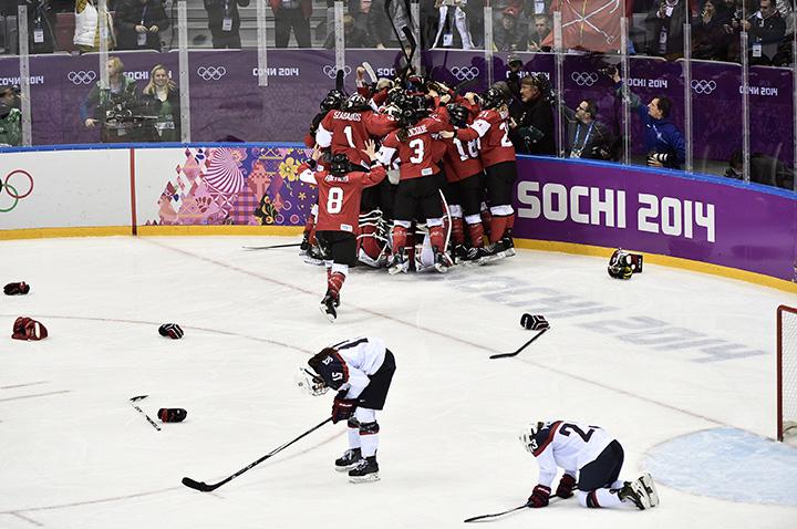 L'équipe canadienne célèbre sa victoire pour la médaille d'or sur la patinoire de Sotchi. (PC/Nathan Denette)