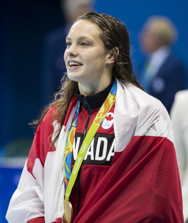 Penny Oleksiak avec sa médaille d'or au 100 m style libre.