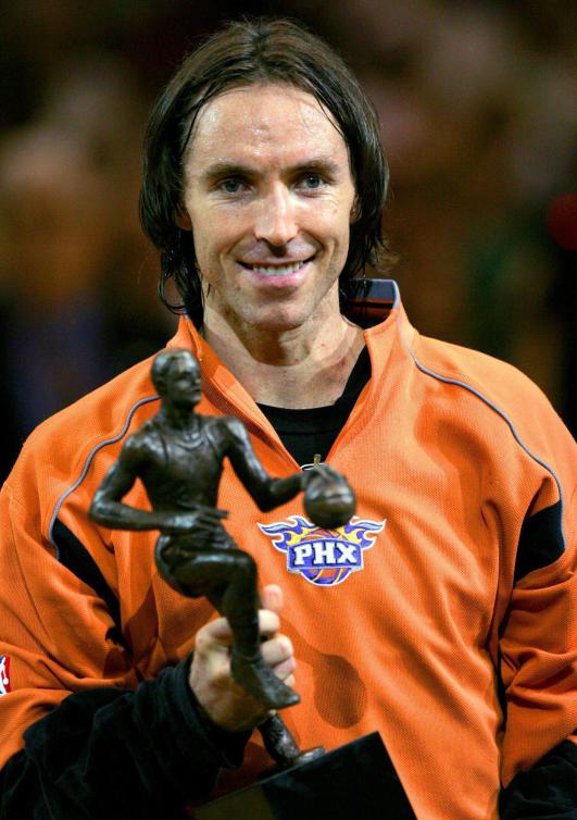 Steve Nash pose avec son trophée du joueur par excellence. (AP Photo/Matt York)