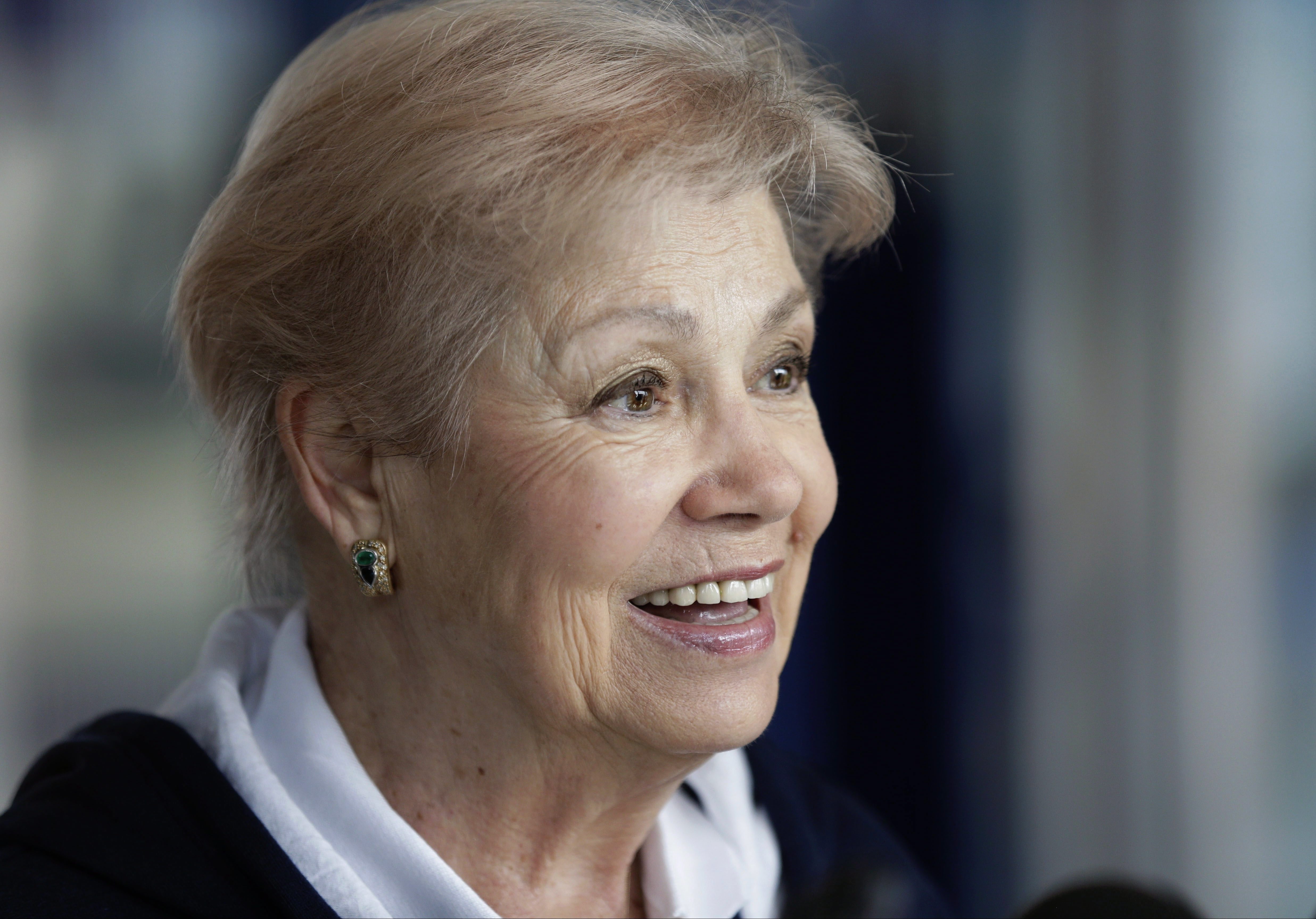 Larisa Latynina, la gymnaste s'adresse aux journalistes des Jeux olympiques d'été de 2012, le mercredi 1 août 2012 à Londres. (AP Photo / Gregory Bull)