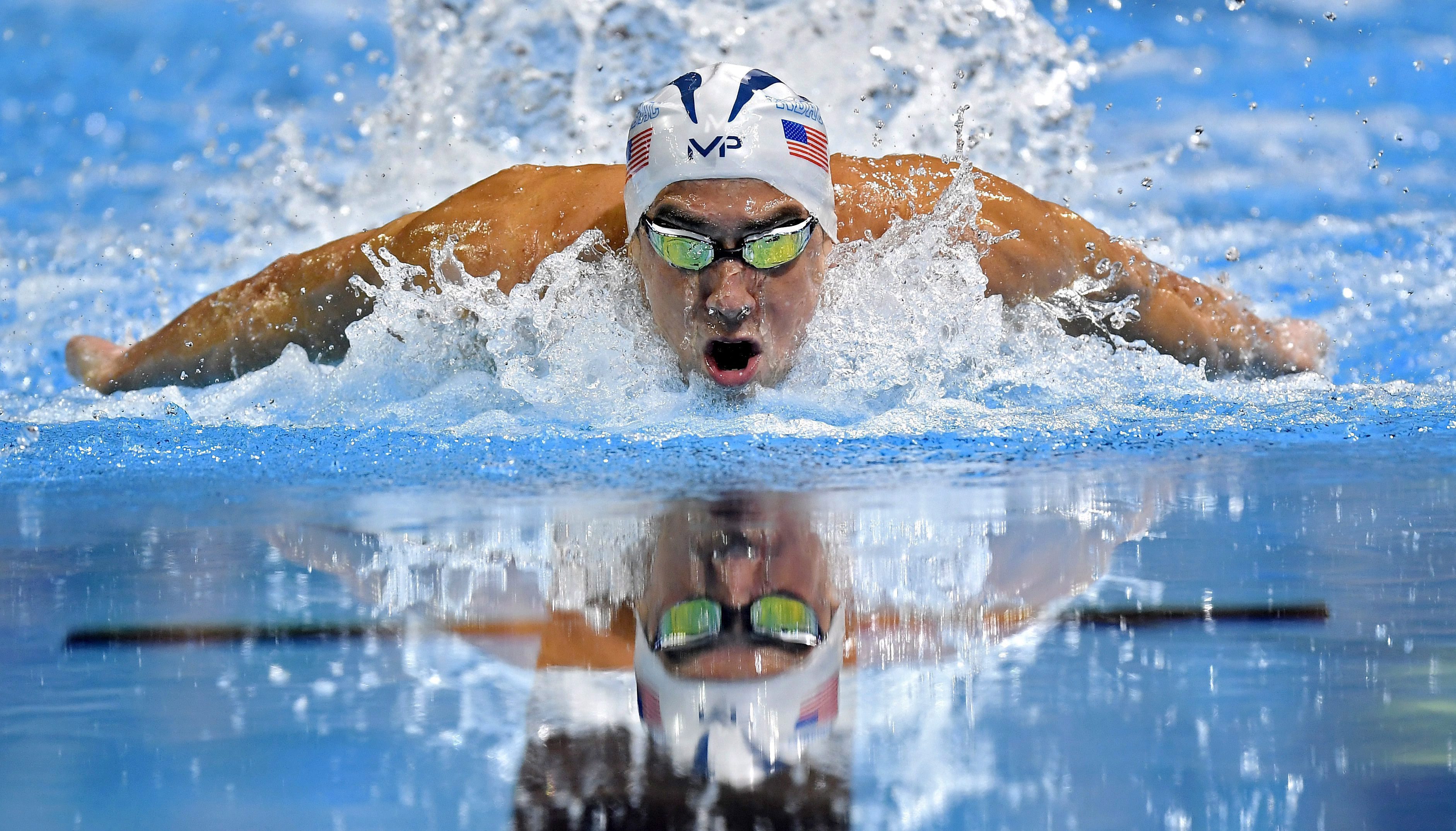 Michael Phelps nage lors de la finale masculine au 100 mètres papillons lors des essais américains de natation pour les Jeux olympiques de Rio, le 2 juillet 2016, à Omaha, Neb. (AP Photo / Mark J. Terrill)