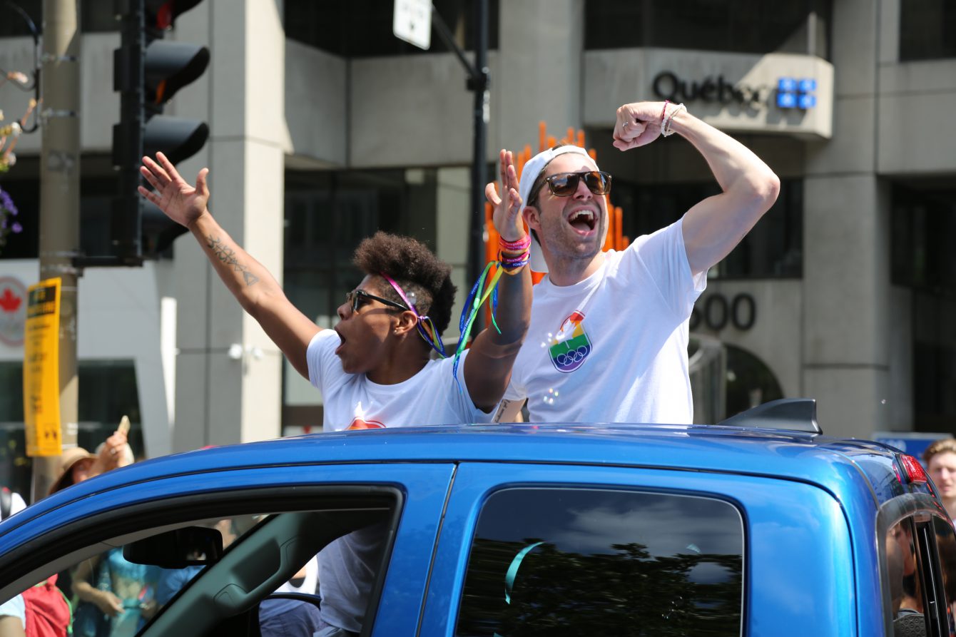 Les olympiens Krystina Alogbo et Étienne Lalonde-Turbide lors du défilé de Fierté Montréal, le dimanche 20 août 2017. (Photo: COC/Steve Boudreau)