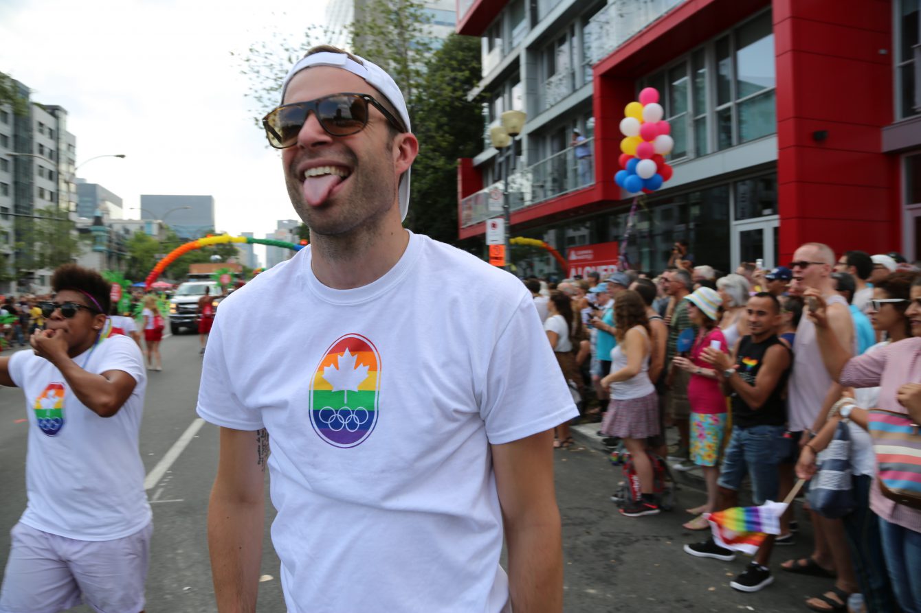 Les olympiens Krystina Alogbo et Étienne Lalonde-Turbide lors du défilé de Fierté Montréal, le dimanche 20 août 2017. (Photo: COC/Steve Boudreau)