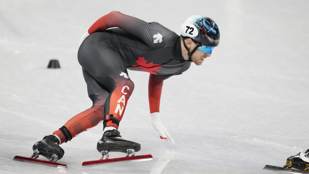 Le patineur de vitesse sur courte piste Pascal Dion en action