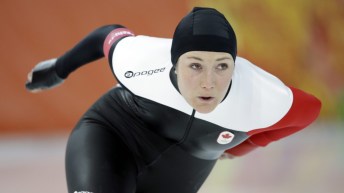 Anastasia Buscis en action en patinage de vitesse sur longue piste