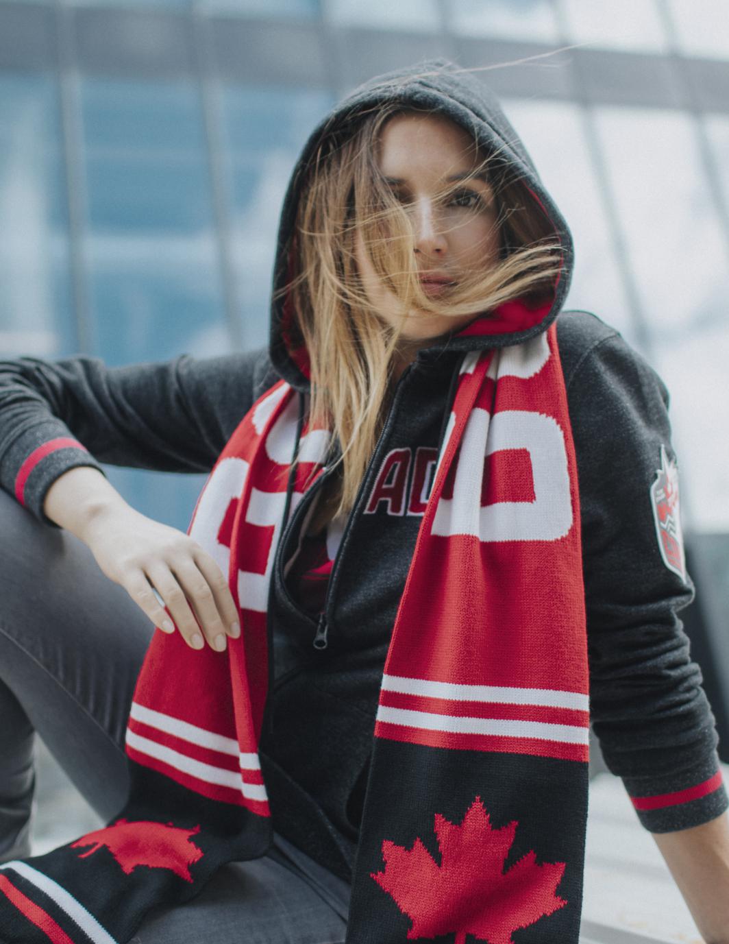 Erin Latimer vêtu de la collection officielle Équipe Canada de La Baie d'Hudson pour PyeongChang 2018.