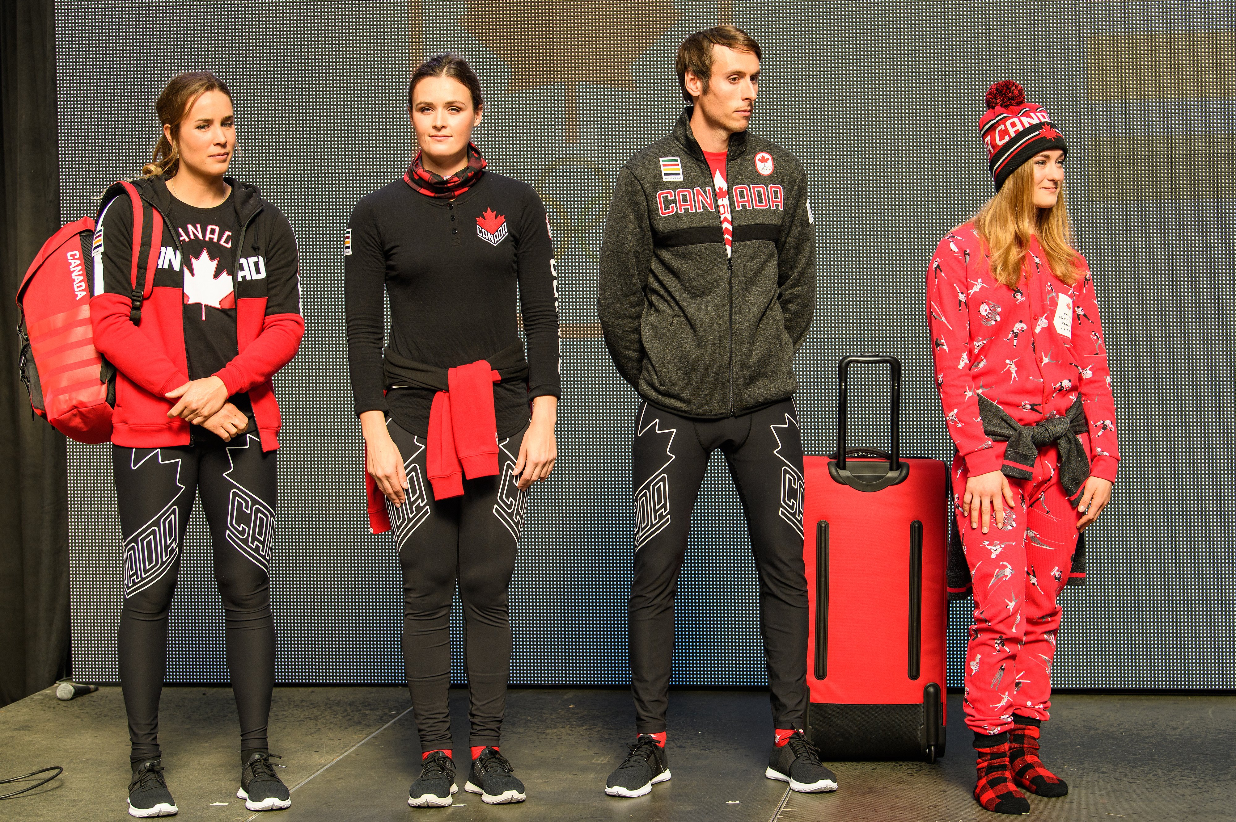 Marie-Michèle Gagnon, Marielle Thompson, Brendan Green et Taylor Henrich lors du dévoilement de la collection d'Équipe Canada pour PyeongChang 2018, à Toronto, le 3 octobre 2017. (Photo : COC)