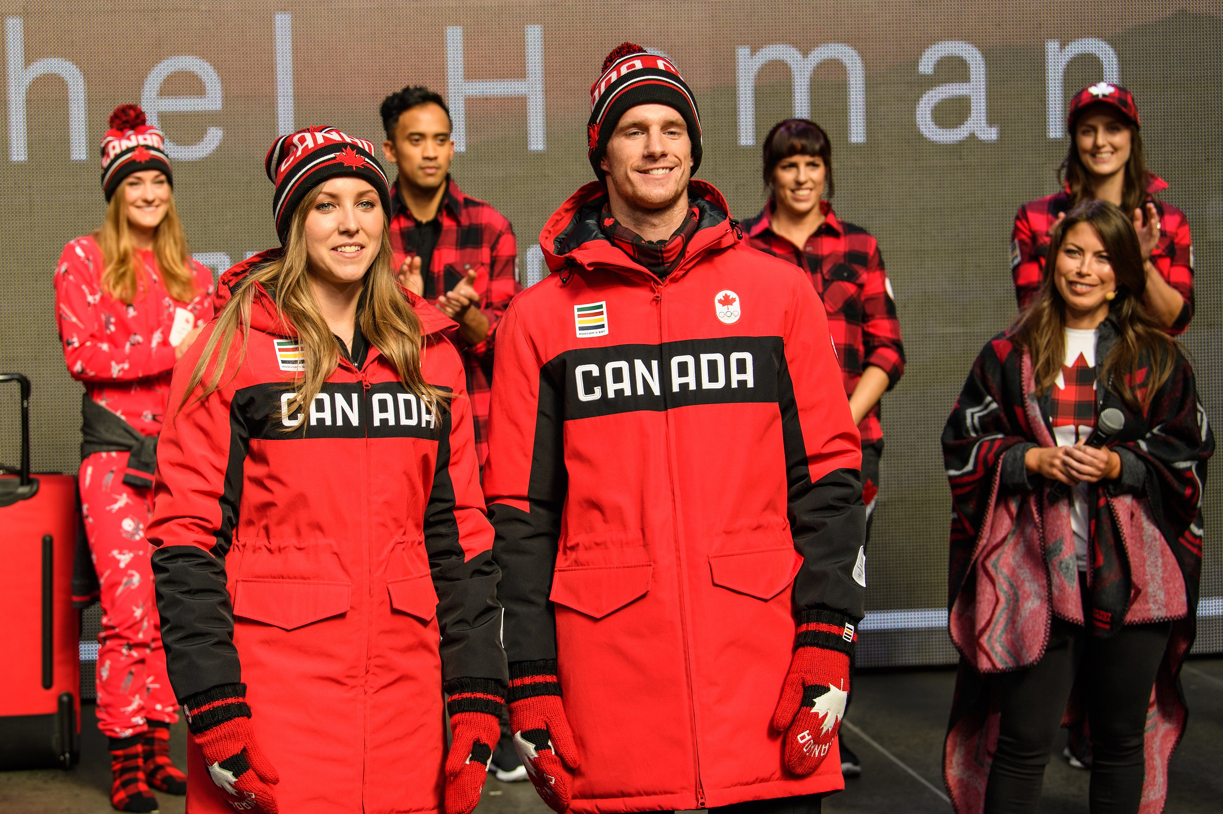 Rachel Homan et Max Parrot lors du dévoilement de la collection d'Équipe Canada pour PyeongChang 2018, à Toronto, le 3 octobre 2017. (Photo : COC)
