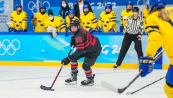 Une joueuse de hockey avance avec la rondelle